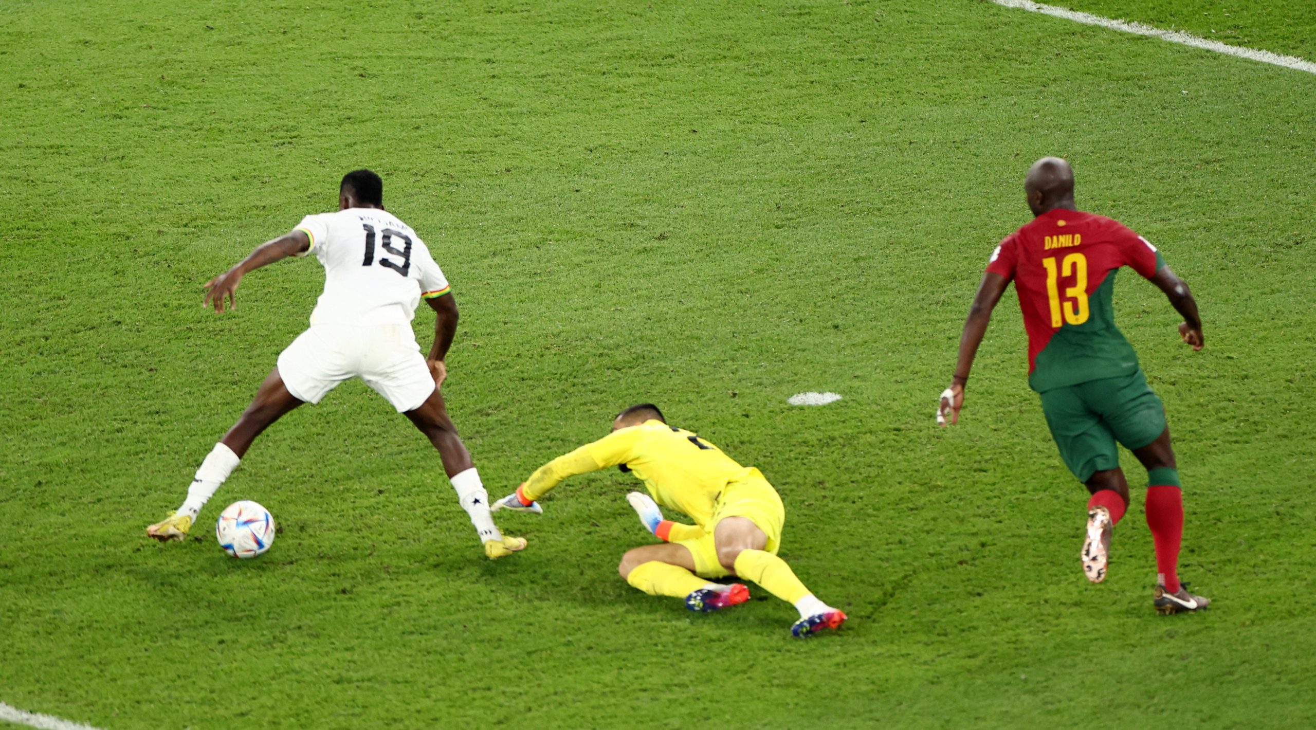 هفوة حارس البرتغال ترعب رونالدو (رويترز)