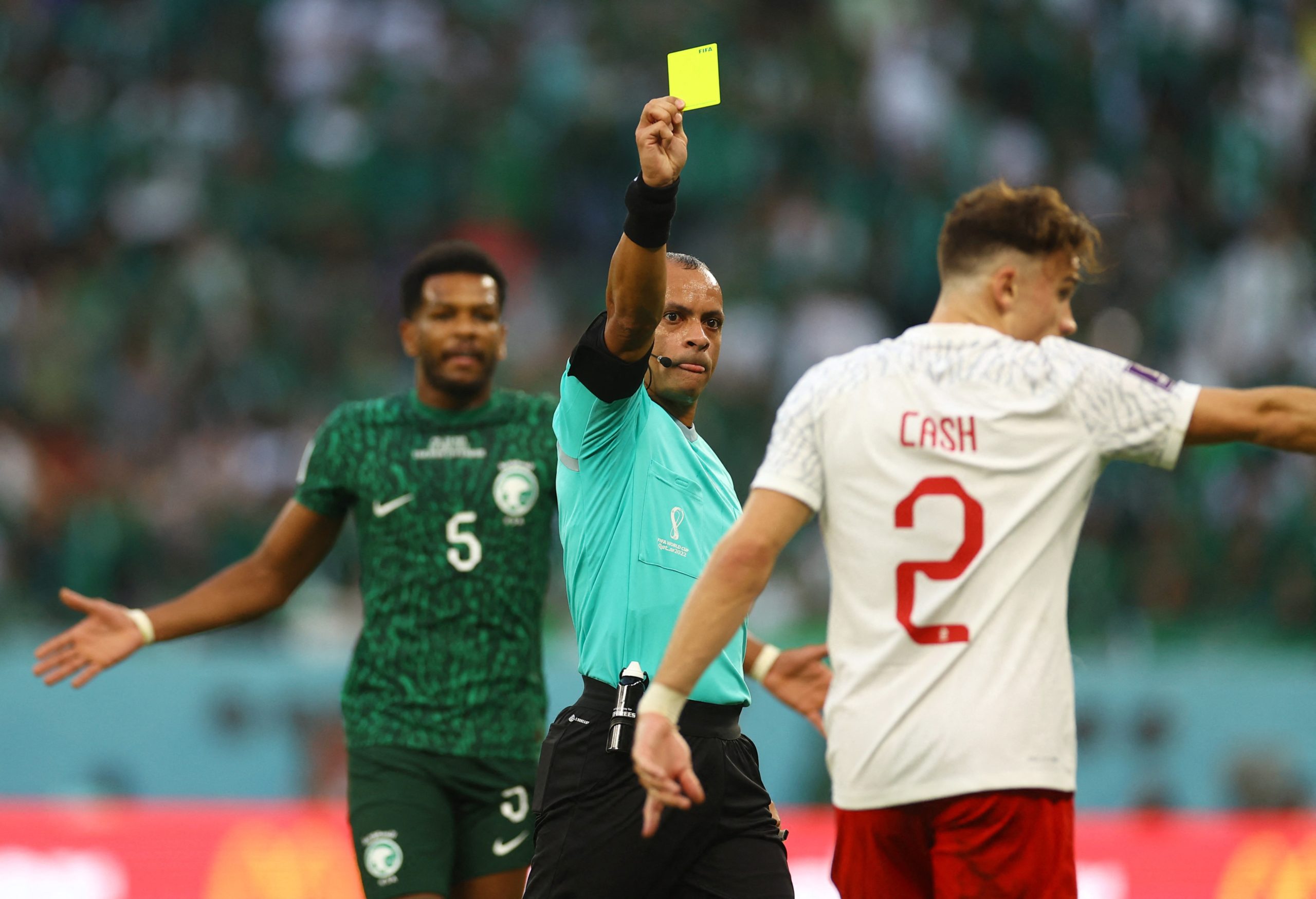 مباراة السعودية وبولندا شهدت بعض القرارات المثيرة للجدل (رويترز)