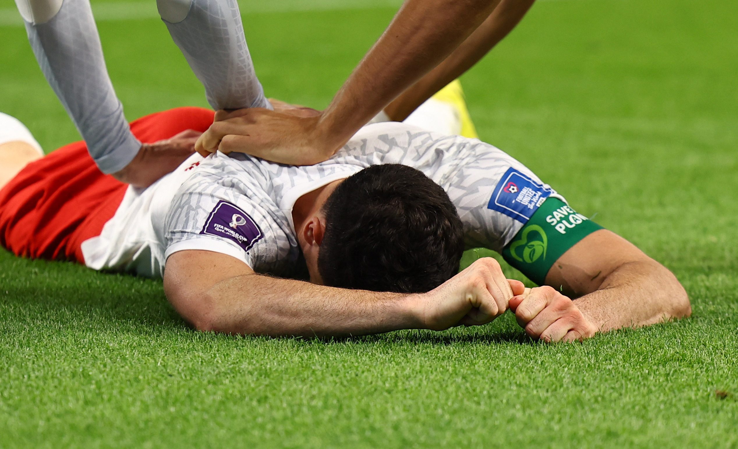 بكاء ليفاندوفسكي بعد التسجيل في السعودية (رويترز)