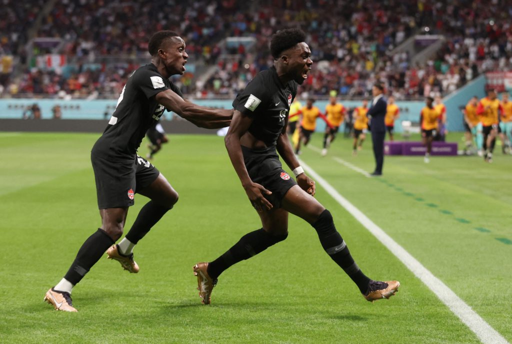 ألفونسو ديفيز يدخل التاريخ (رويترز)