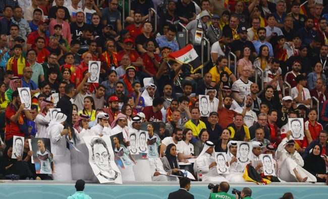 الجماهير العربية تستفز الألمان بصور مسعود أوزيل.. رفعوا المئات منها خلال مباراة إسبانيا في ملعب البيت