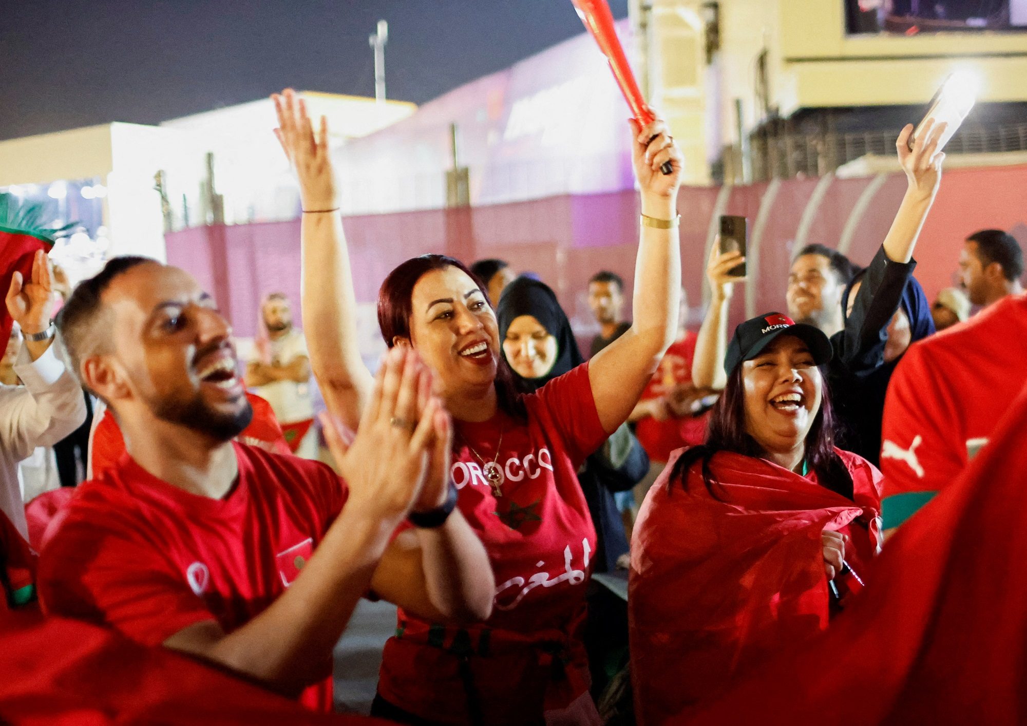 فيديو لمشجعين مغاربة بقطر يغنون لفلسطين خلال احتفالهم بفوز منتخب بلادهم على بلجيكا