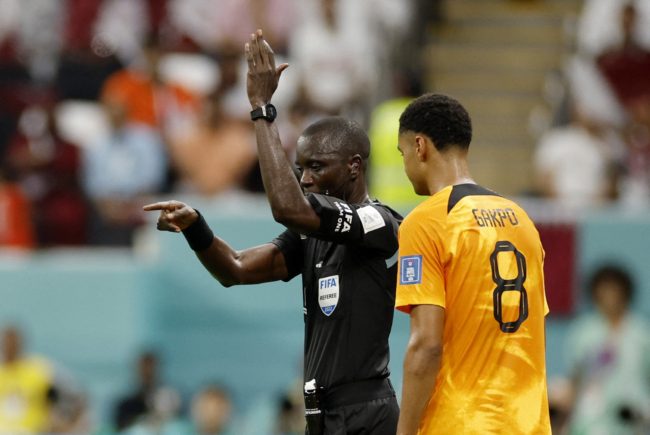 لزيادة الشفافية ومحاربة إضاعة الوقت.. ما هي التغييرات الجديدة في قانون كرة القدم؟