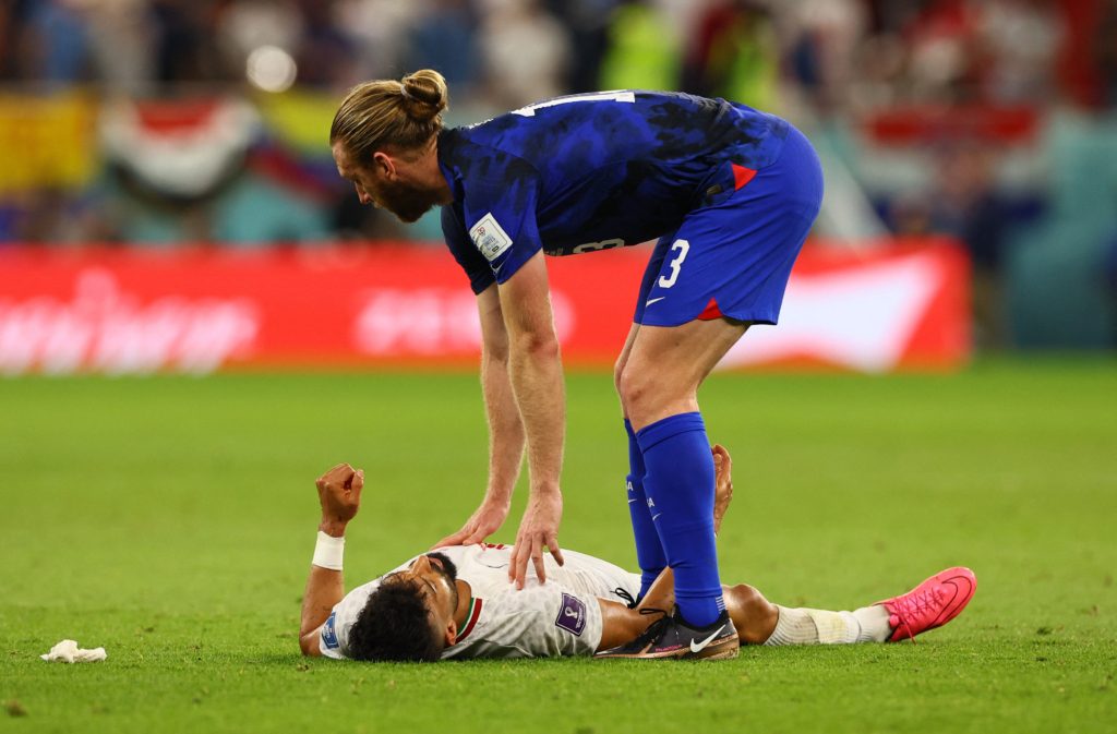 بكاء لاعب منتخب إيران بعد الخسارة أمام أمريكا (رويترز)