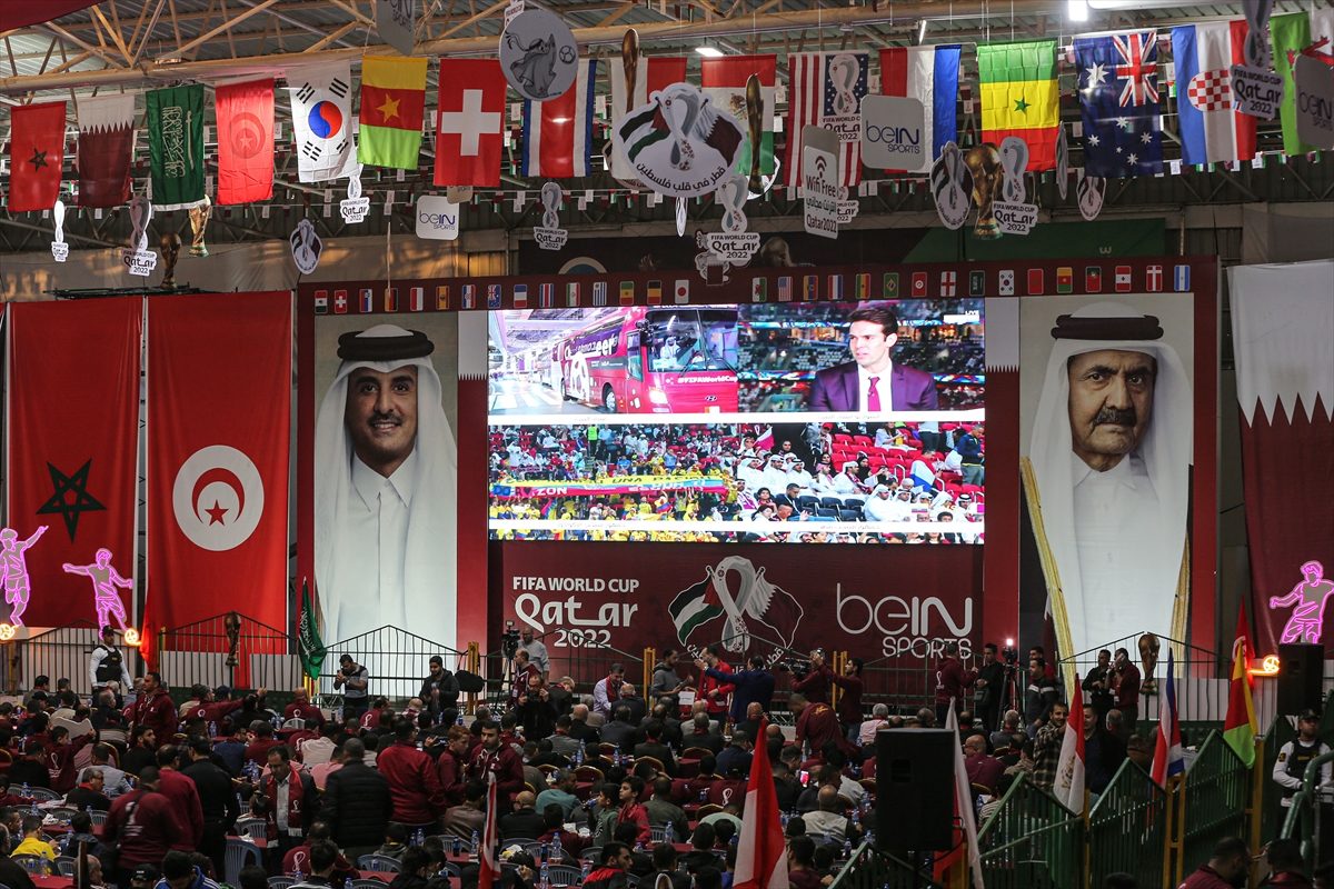 فلسطينيون بغزة يشاهدون مباراة الافتتاح عبر شاشات عرض.. جهّزتها قطر لتمكين المشجعين من متابعة كأس العالم (صور)
