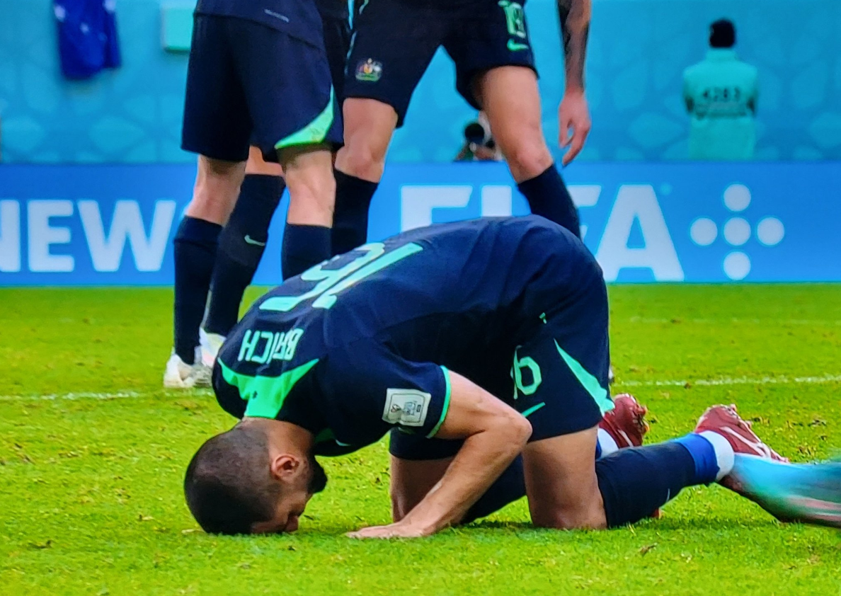 سجد على أرضية الملعب فرحاً بفوز منتخبه الأسترالي على تونس.. من هو اللاعب عزيز بيهيتش؟