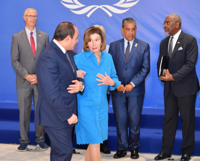 تجوَّل معها ويده في يدها! السيسي يظهر مع نانسي بيلوسي في “جولة ودية” بقمَّة المناخ (صور)