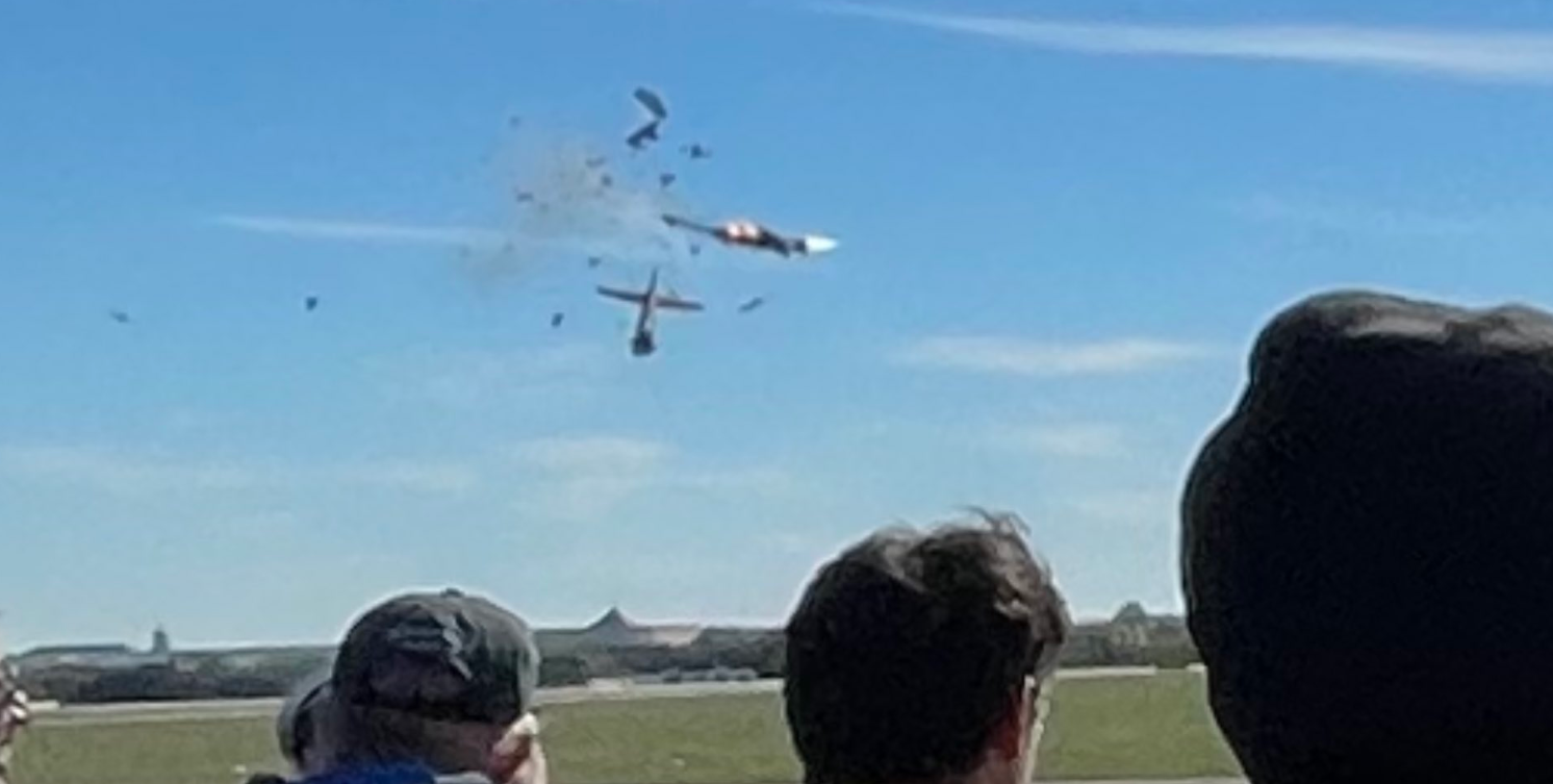 فيديو مروع لاصطدام وتحطم طائرتين خلال عرض جوي بأمريكا.. إحداهما قاذفة من الحرب العالمية الثانية