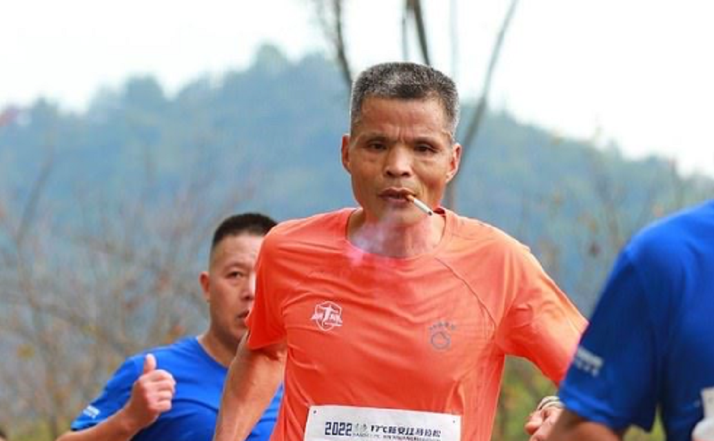ظل يركض ويدخن لأكثر من 3 ساعات.. عدّاء صيني يقطع سباقاً بطول 42 كيلومتراً دون أن يترك السيجارة