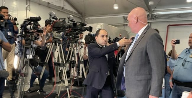 نيويورك تايمز تكشف تفاصيل مهاجمة نائب مصري لشقيقة علاء عبد الفتاح قبل طرده من مؤتمر صحفي (فيديو)