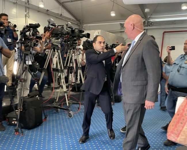 أمن الأمم المتحدة يطرد نائباً مصرياً حاول التهجم على شقيقة علاء عبد الفتاح (فيديو)