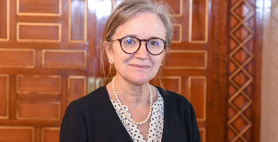 انتقد رئيسة الوزراء في مقال.. تونس تحقّق مع أول صحفي بموجب قانون “رقابة” فرضه قيس سعيّد