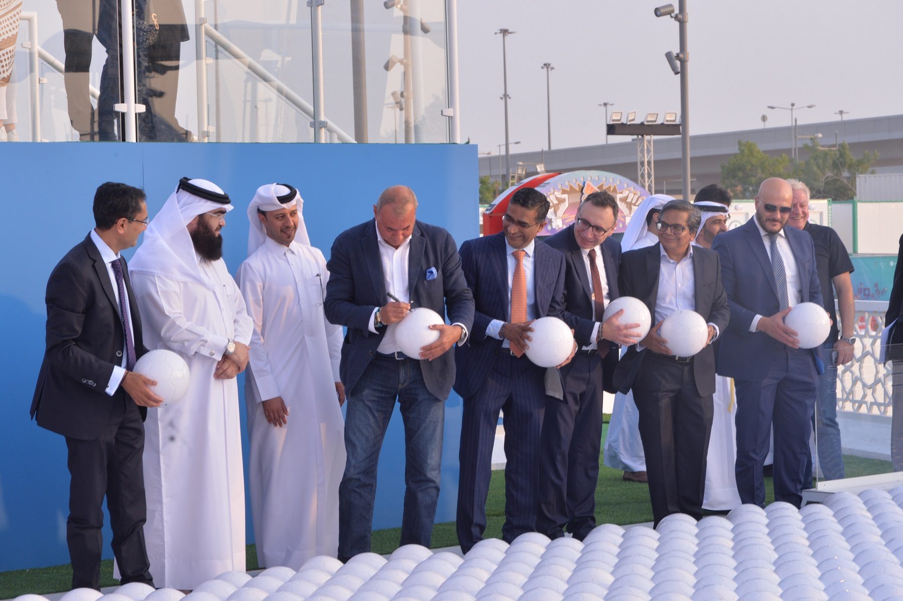 مصرف قطري يحقق رقماً قياسياً عالمياً بأكبر علم موزاييك.. صُنع من 6 آلاف كرة قدم (صور)