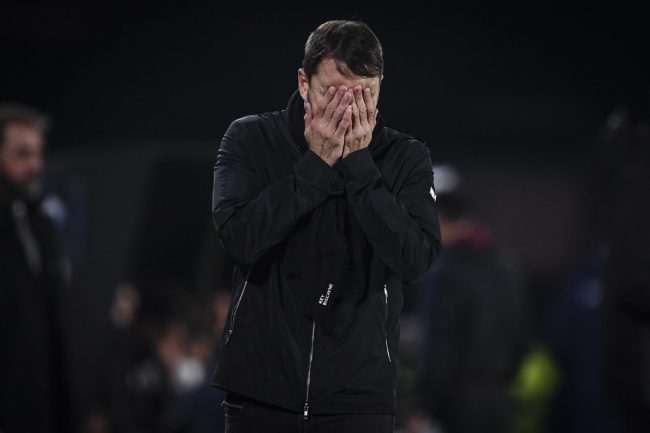 مدرب يبكي بعد إقالته! ظهر في فيديو مؤثر خلال مؤتمره الوداعي (فيديو)