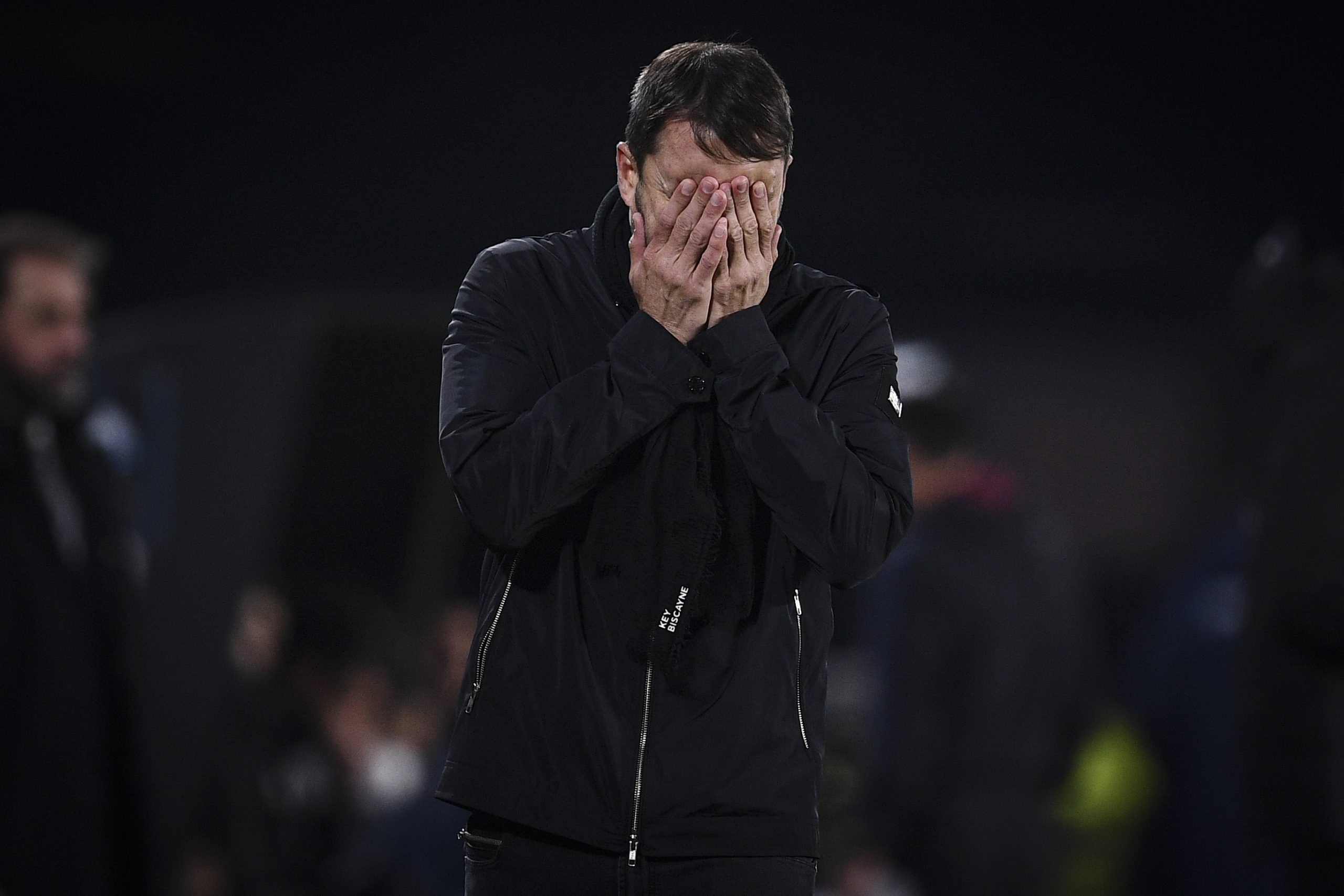 مدرب يبكي بعد إقالته - gettyimages