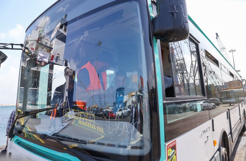 التحقيق مع سائق جزائري أذاع القرآن داخل حافلة عمومية في فرنسا.. الركاب: شغّل آيات لنحو 40 دقيقة