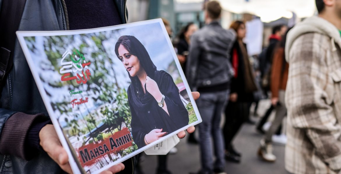 إيران تقاضي 11 شخصاً بتهمة “الإفساد في الأرض”.. وفيديو لمنتخب كرة السلة يمتنع عن ترديد النشيد الوطني