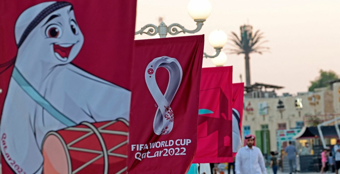 مشجع يمني يخطف الأضواء في كأس العالم (رويترز)