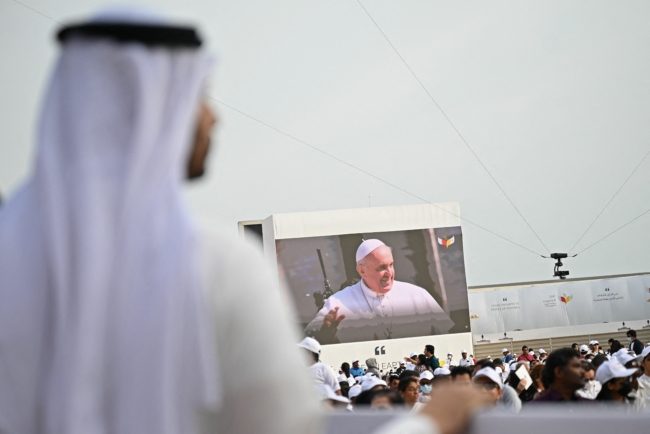 30 ألف شخص يحضرون قداساً بالبحرين لبابا الفاتيكان.. شارك فيه أحد أبناء الملك ووافدون من 111 جنسية (فيديو)