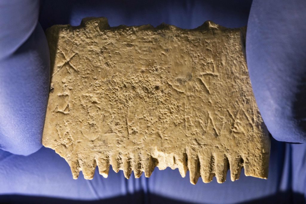 المشط العاجي الذي استُخدم لإزالة القمل في الحقبة الكنعانية/ Getty Images