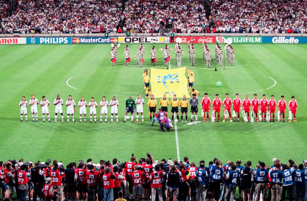 الورود البيضاء في يد لاعبي منتخب إيران قبل المباراة/ Getty Images