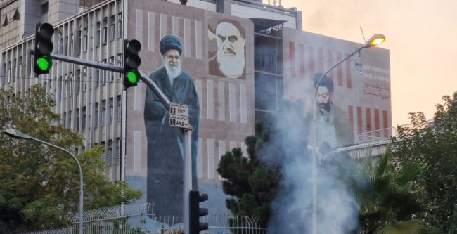 متظاهرون غاضبون ونساء متمردات يملأون طهران.. رغم كل ذلك لماذا لن يسقط النظام الإيراني؟