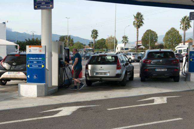 سيارات البنزين لن تباع بفرنسا وإسبانيا بعد سنوات.. الدولتان تعهّدتا بالانتقال إلى اقتصاد منخفض الكربون