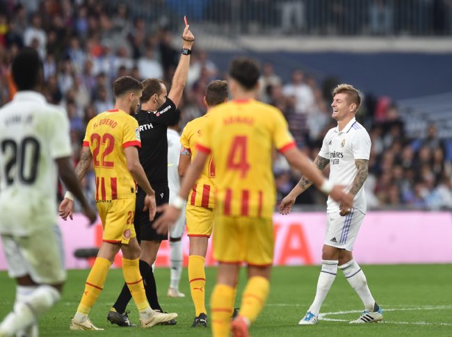 أول طرد في مسيرة كروس.. هل تعلم كم مباراة رسمية خاضها دون أي بطاقة حمراء؟