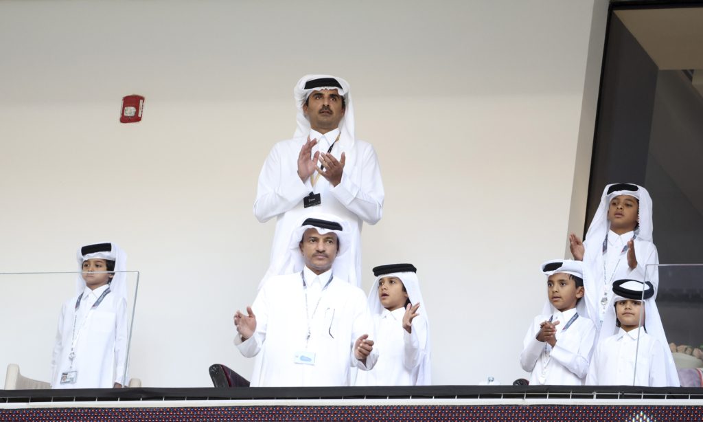 أمير قطر يحتفل بفوز المغرب على بلجيكا (رويترز)
