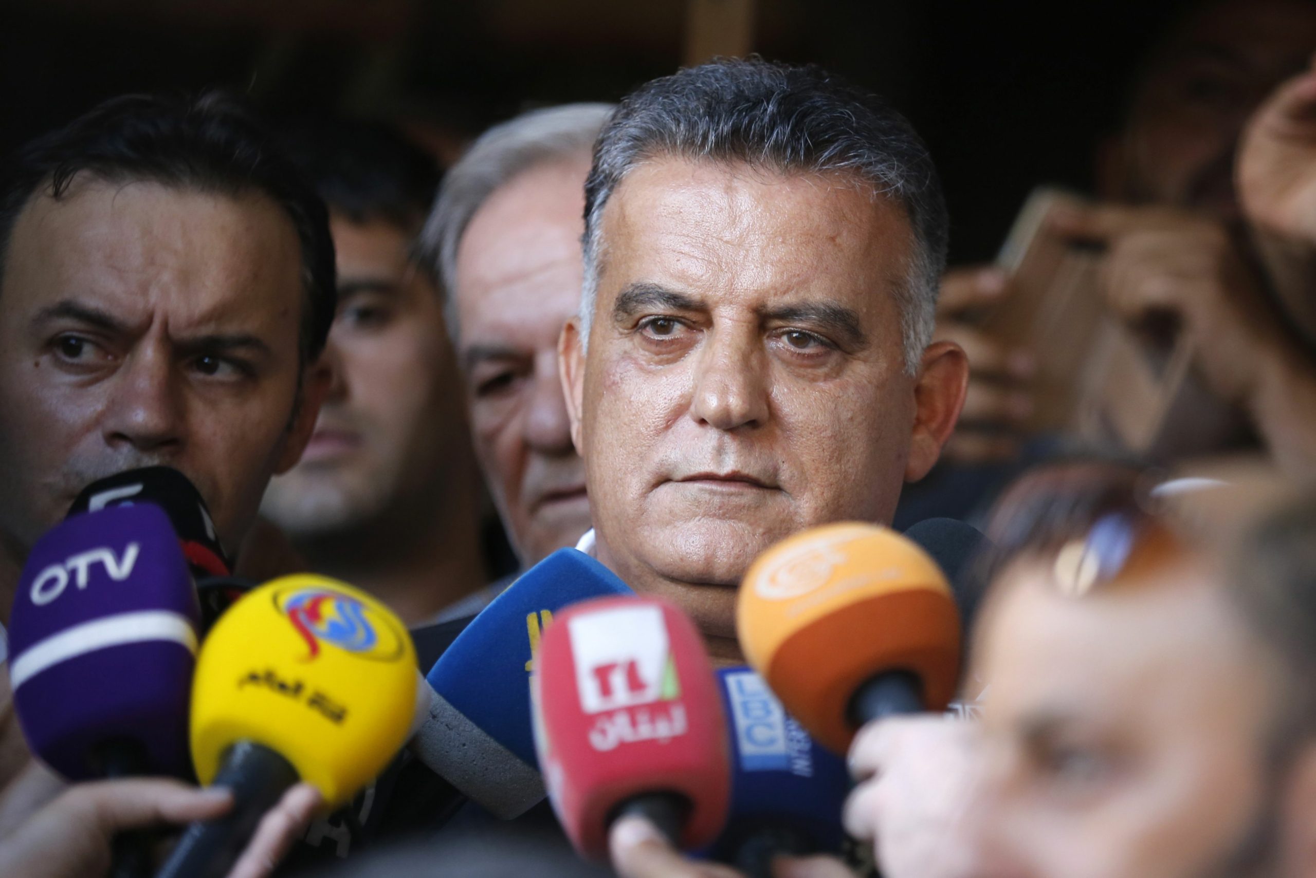 موقع استخباراتي: مدير الأمن اللبناني “يستثمر” فراغ السلطة.. يتولى ترحيل السوريين والمحادثات مع الأسد