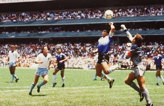 مليونا جنيه إسترليني ثمن كرة “يد الرب”! كرة هدف مارادونا الشهير في إنجلترا بِيعت قبل مونديال الدوحة