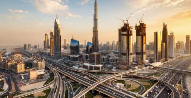 وفاة أحد أفراد طاقم الطائرة الإماراتية التي سقطت في البحر.. السلطات تبحث عن الطيار الآخر