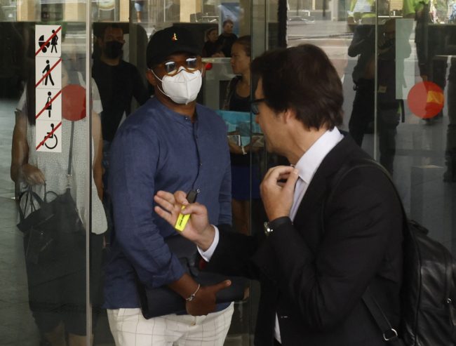 طالب السلطات الجزائرية بوأد الفتنة قبل وقوع “حوادث مأساوية”.. صامويل إيتو يعتذر بعد اعتدائه على يوتيوبر جزائري