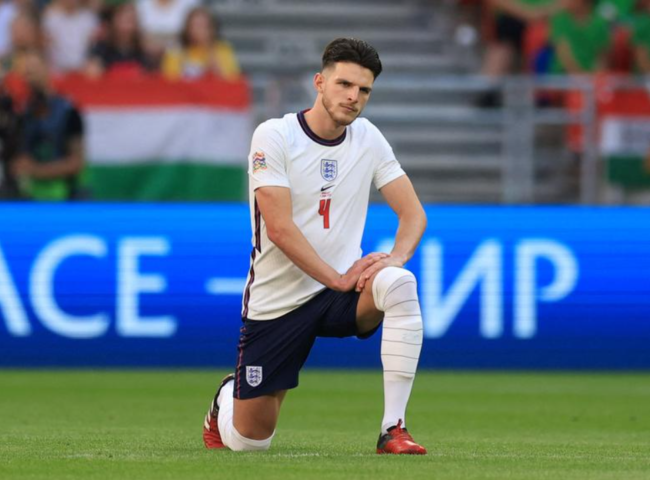 منتخب إنجلترا سيجلس على ركبته قبل مباراته مع إيران لهذا السبب!
