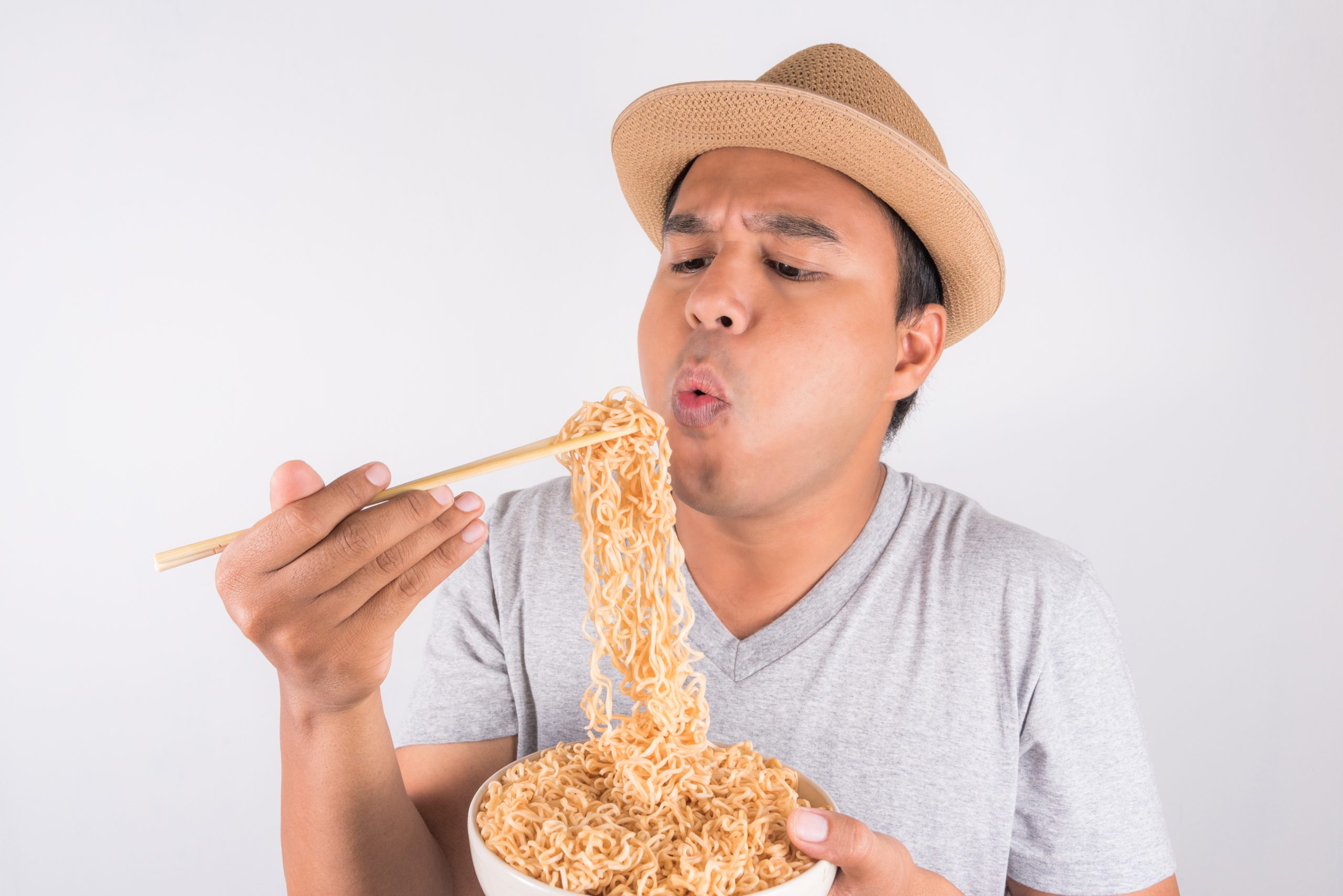 النفخ في الطعام لتبريده| shutterstock