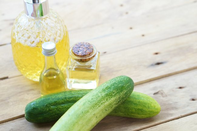 يرطب الجلد ويحمي من حروق الشمس ويعالج الهالات السوداء.. ما هي فوائد زيت الخيار؟