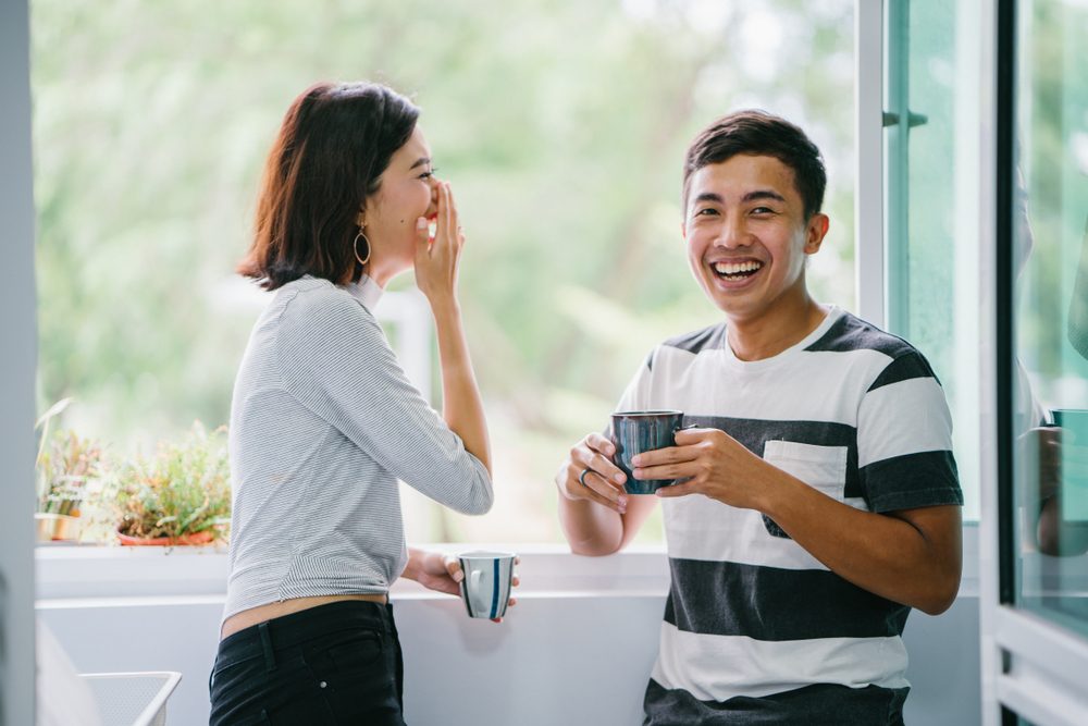 "ضحكت يعني قلبها مال".. لماذا تنجذب المرأة للرجل خفيف الظل؟