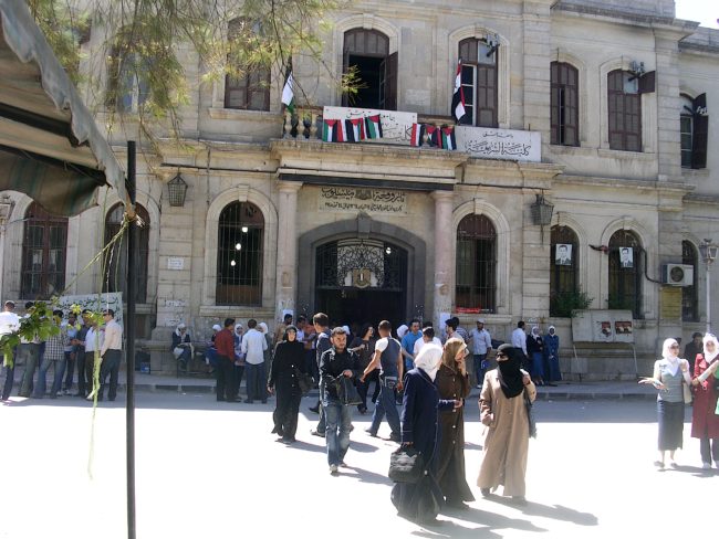 كنت شاهداً على ضرب الطلاب ولُقنت تعليمات سياسية.. هكذا كانت تجربتي في المدارس البعثية بسوريا