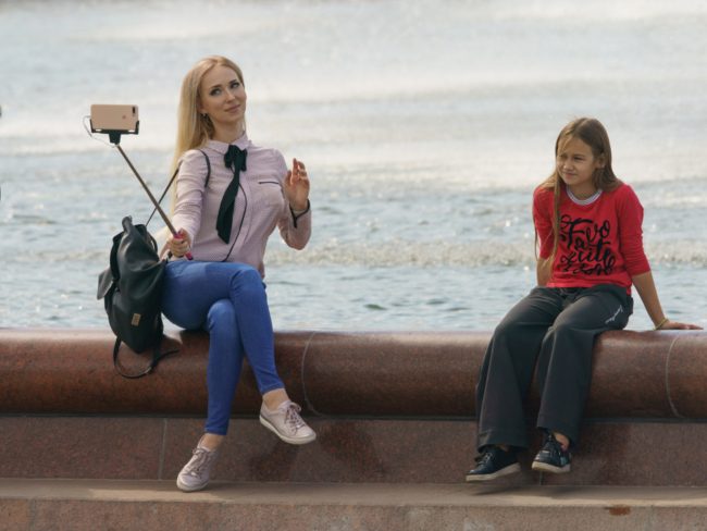 لديها شعور متواصل بأنها في الصدارة وتفتقد التعاطف.. كيف تعرف أن والدتك نرجسية؟ وطرق التعامل معها