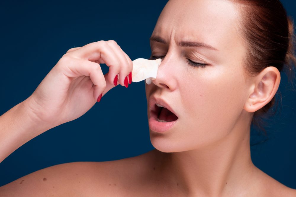 يجب توخي الحذر عند إزالة اللاصق عن الجلد - ShutterStock