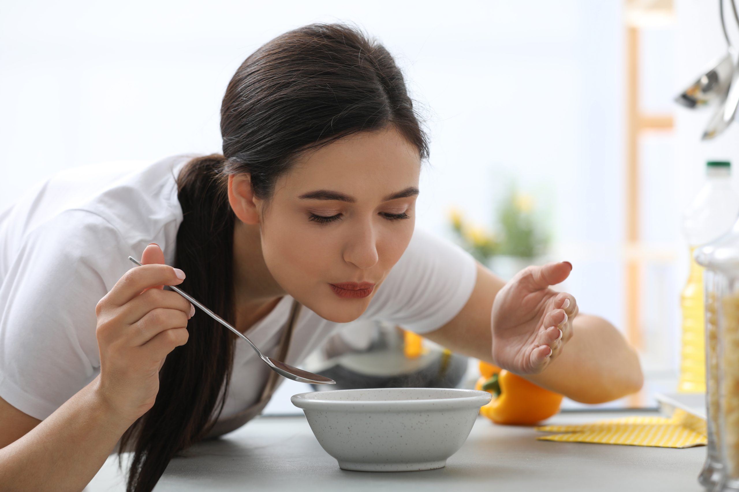 النفخ في الطعام لتبريده| shutterstock