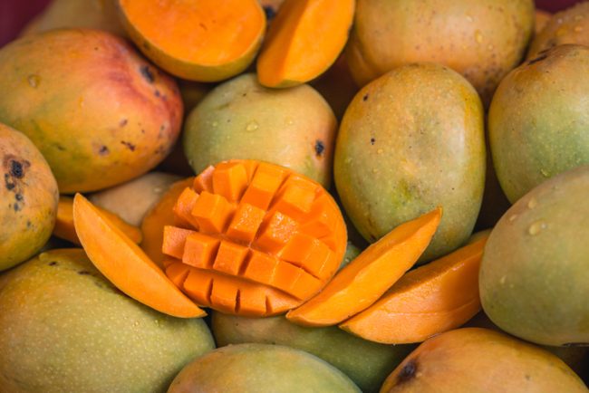 تقوّي العظام وتقاوم سرطان الثدي.. فوائد المانجو المذهلة للحامل والجنين