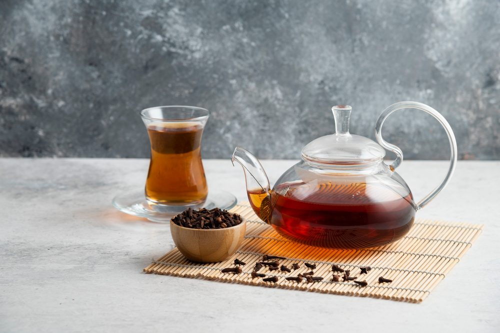 يسكِّن الألم ويعزز صحة المعدة.. 7 فوائد صحية لشاي القرنفل