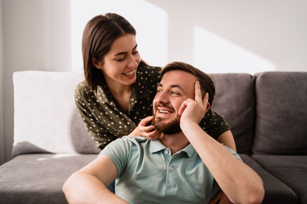 لعبت روح الفكاهة دوراً في تعزيز الانجذاب بين الجنسين - ShutterStock