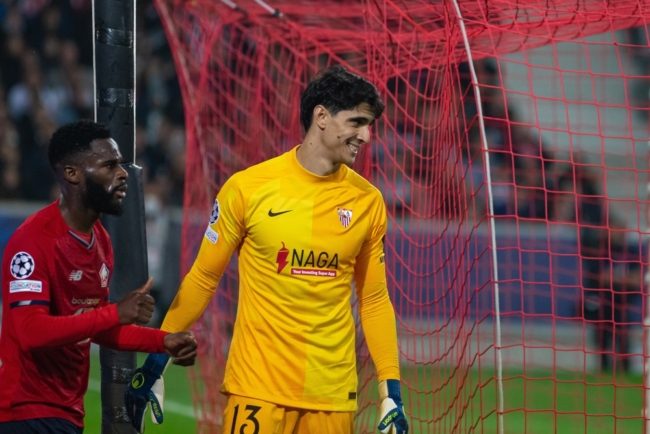 اقتربا من مغادرة النادي الأندلسي.. استبعاد بونو والنصيري من معسكر إشبيلية في ألمانيا