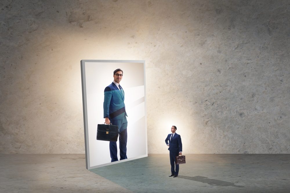 يشعر النرجسي أنه الأفضل والأحسن/ ShutterStock