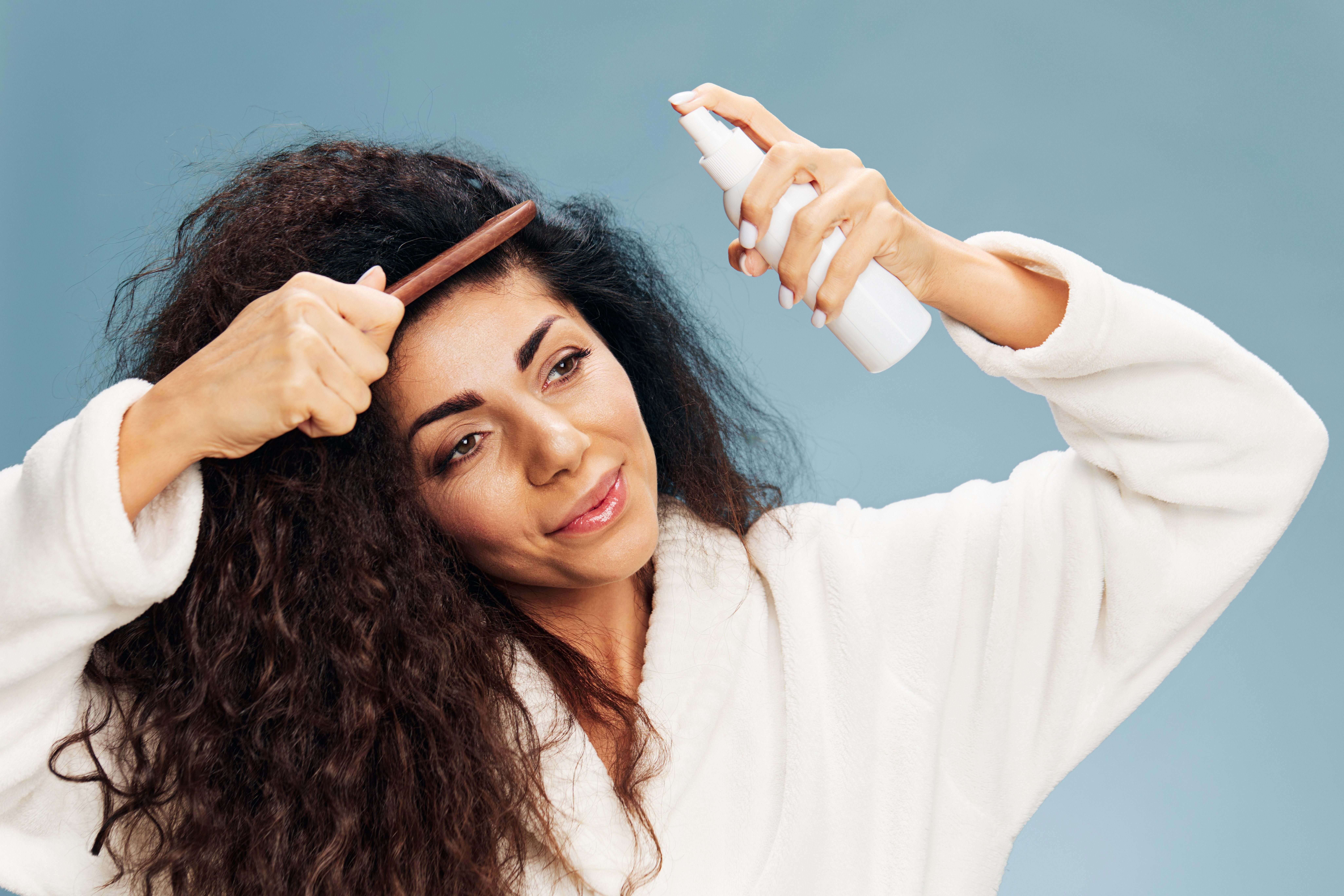 تطبيق عطر الشعر بعد الإستحمام|shutterstock