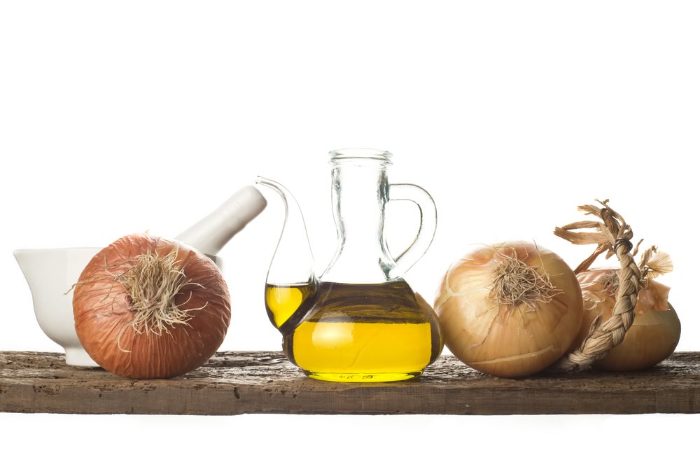 يمكن استخدام البصل للشعر والجلد وفي الطعام بأشكال مختلفة - ShutterStock