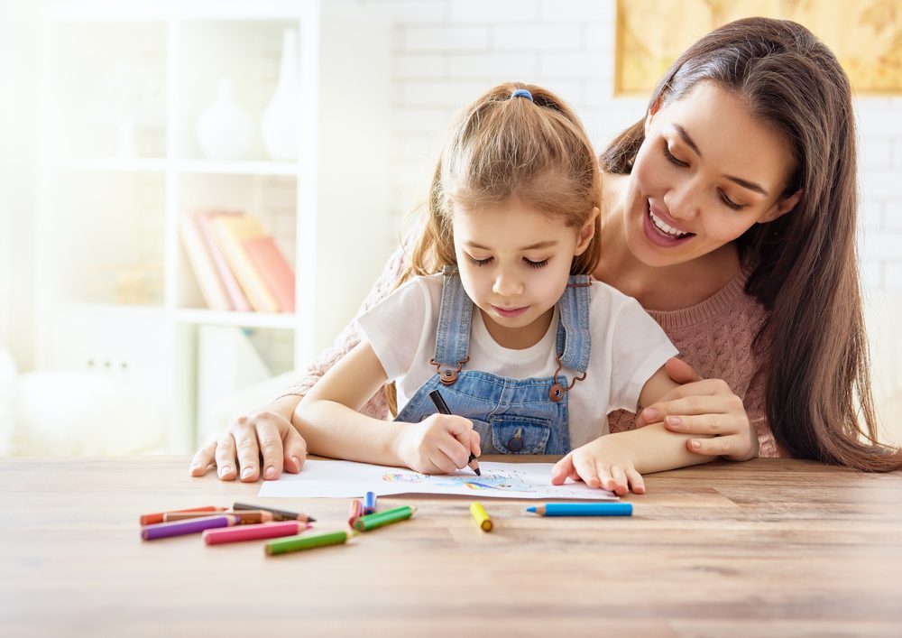 تدريبات توصيل النقاط والتلوين داخل الهوامش قد تحسن من حالة الطفل المصاب - ShutterStock