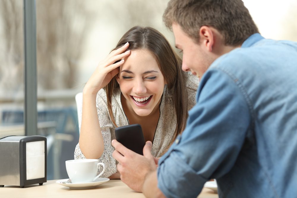 الرجل الفكاهي يعطي المرأة شعوراً بالذكاء والخبرة - ShutterStock